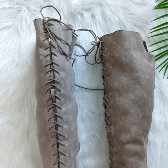 SOLD 🤠 Tan knee high lace up faux suede chunky heel boots - Picture 3 of 8